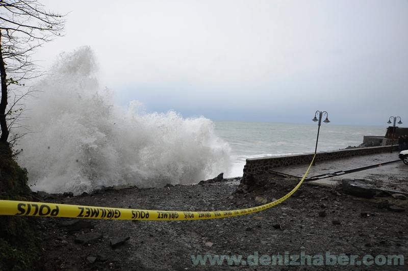 Karadeniz Sahil Yolu Dev Dalgalara Teslim